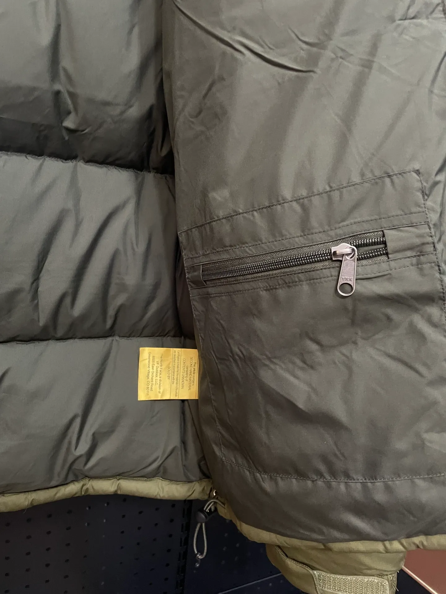 【The North Face 1996Nuptse 1996/Classic / / 】 ： The North Face" 、 。 The North Face" 。 The North Face。 。 , 。 The North Face" , Yosemite Half Dome, 。 + ： ✅ ：RDS Quality 700 / 280g ✅ ： ✅ ：YKK ISO 9000Quality ZP ✅ ：340TPremium ✅ ： ， ， Lightweight 。 ： ： DWR (DWR ） ～ ： 700 （RDS ) 1990 ， ， ， ， Lightweight 。